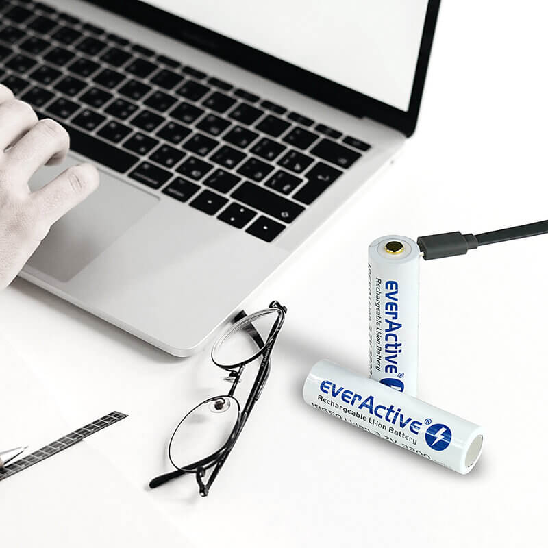 EverActive 18650 battery with protective circuit - 7A 3200mAh & built-in  USB charging